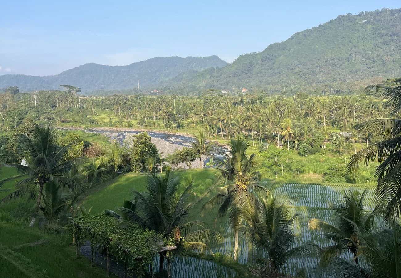 Pemandangan Sungai dan Perbukitan di Sidemen